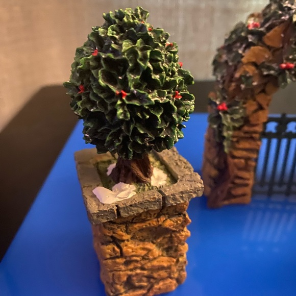Dept 56 Stone Corner Posts with Holly Tree And Stone Archway - Picture 2 of 11